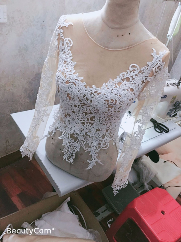 ウエディングドレス用ボレロ 長袖　トップスのみ  3D立体レース刺繍　くるみボタン 4枚目の画像