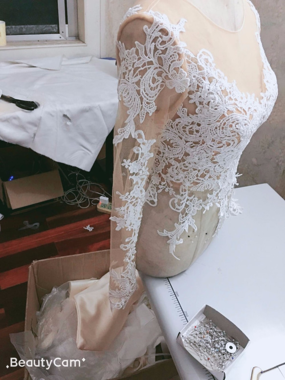 ウエディングドレス用ボレロ 長袖　トップスのみ  3D立体レース刺繍　くるみボタン 3枚目の画像