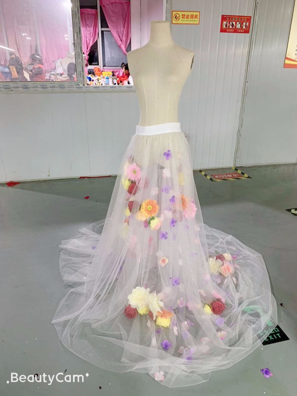 ウエディングドレス カラードレス用オーバースカート　キラキラ　フラワー　お花びらが撒いたオーバードレス　前撮り 8枚目の画像