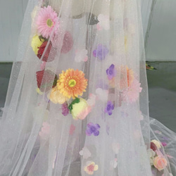 彩色禮服婚紗罩裙 閃光花朵罩裙，花瓣散落，照片前 第3張的照片