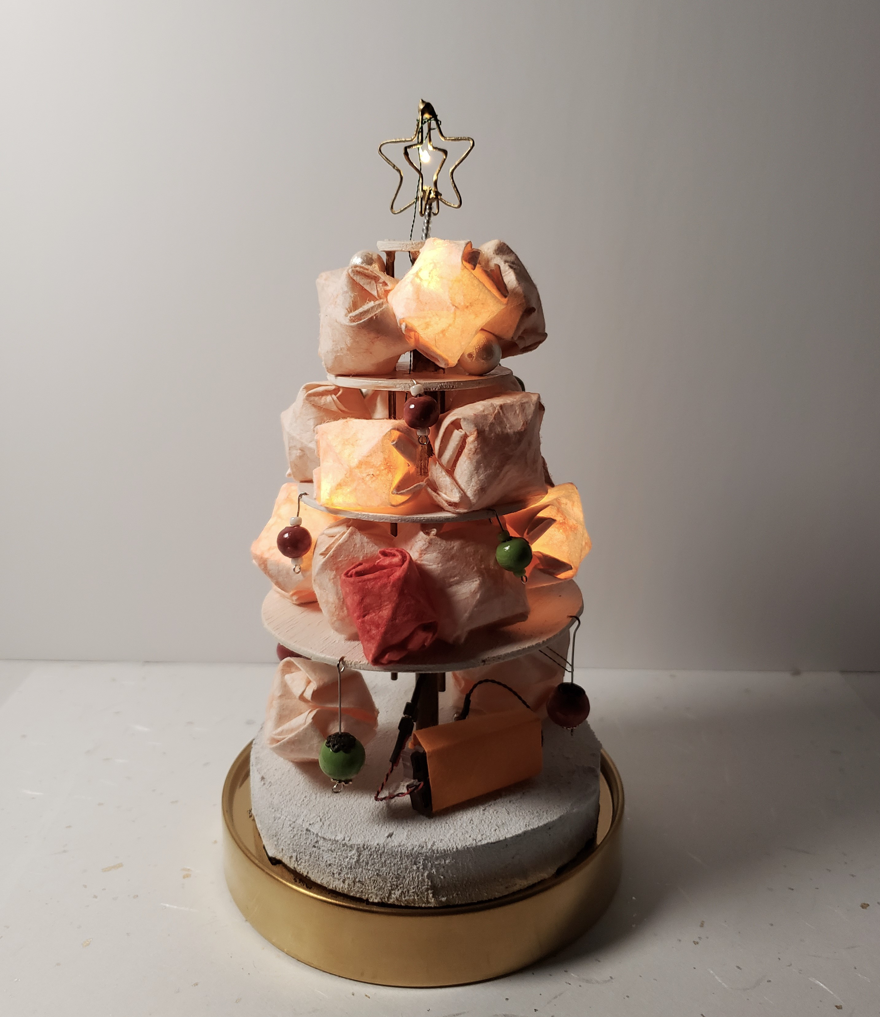 和紙で作ったクリスマスツリー『雪化粧』　ガラスドーム入り　電飾付き