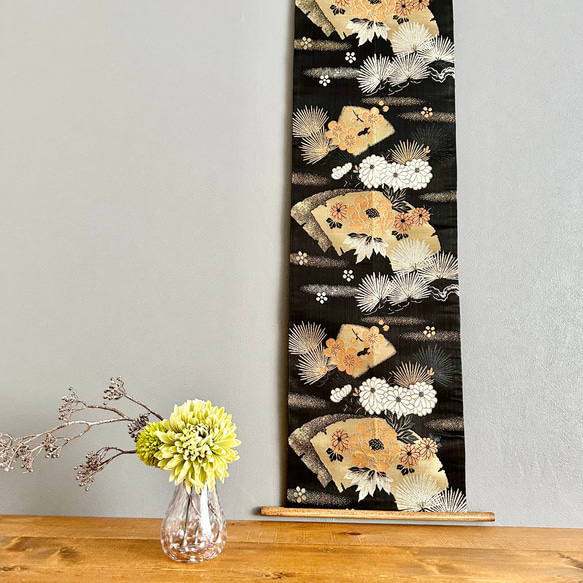 帯のタペストリー アンティーク アンティーク 漆黒に金色の扇と花々