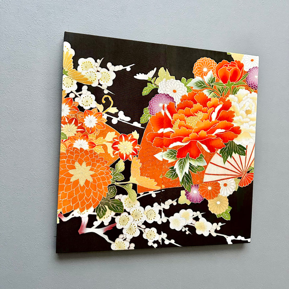 ※45×45センチ　大きな着物のファブリックパネル　漆黒に花々の扇　着物リメイク　正月飾り　壁飾り　ギフト 4枚目の画像