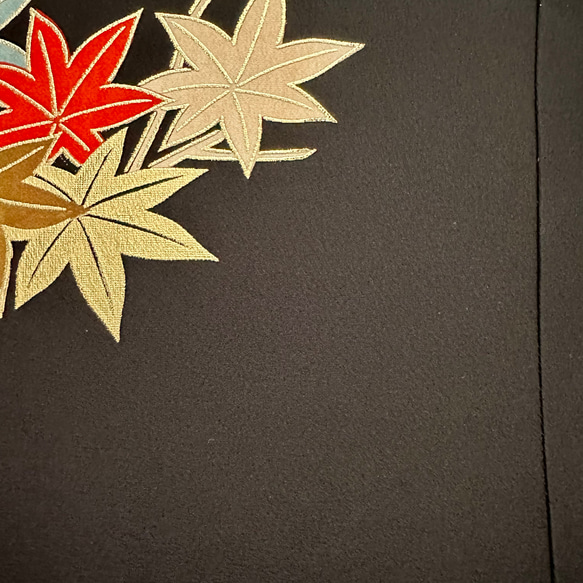 着物のファブリックパネル　漆黒に鮮やかな紅葉（3枚セット）　着物リメイク　インテリア　正月　ギフト　和モダン　古民家　 10枚目の画像