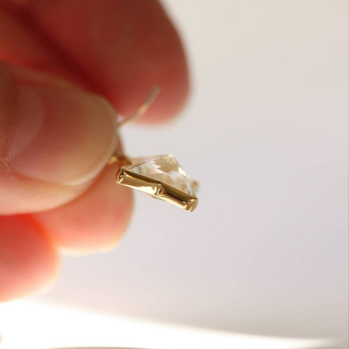 天然石 14kgf 宝石質クリスタル*ゴールド枠留めの一粒ピアス