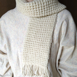 値下げ　ワッフル織りのウール細幅マフラー　ファッション　防寒　生成り　メリノウール　ハーフブレッドウール 6枚目の画像