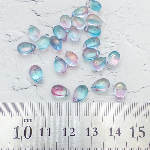 25個＊ ティアドロップ ガラスビーズ 9x6mm プラム 縦穴 貫通 虹色