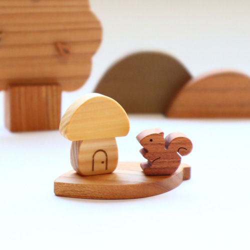ちょこんと小さな秋の森とりす〜きのこのお家〜 ＊受注制作 国産無垢材