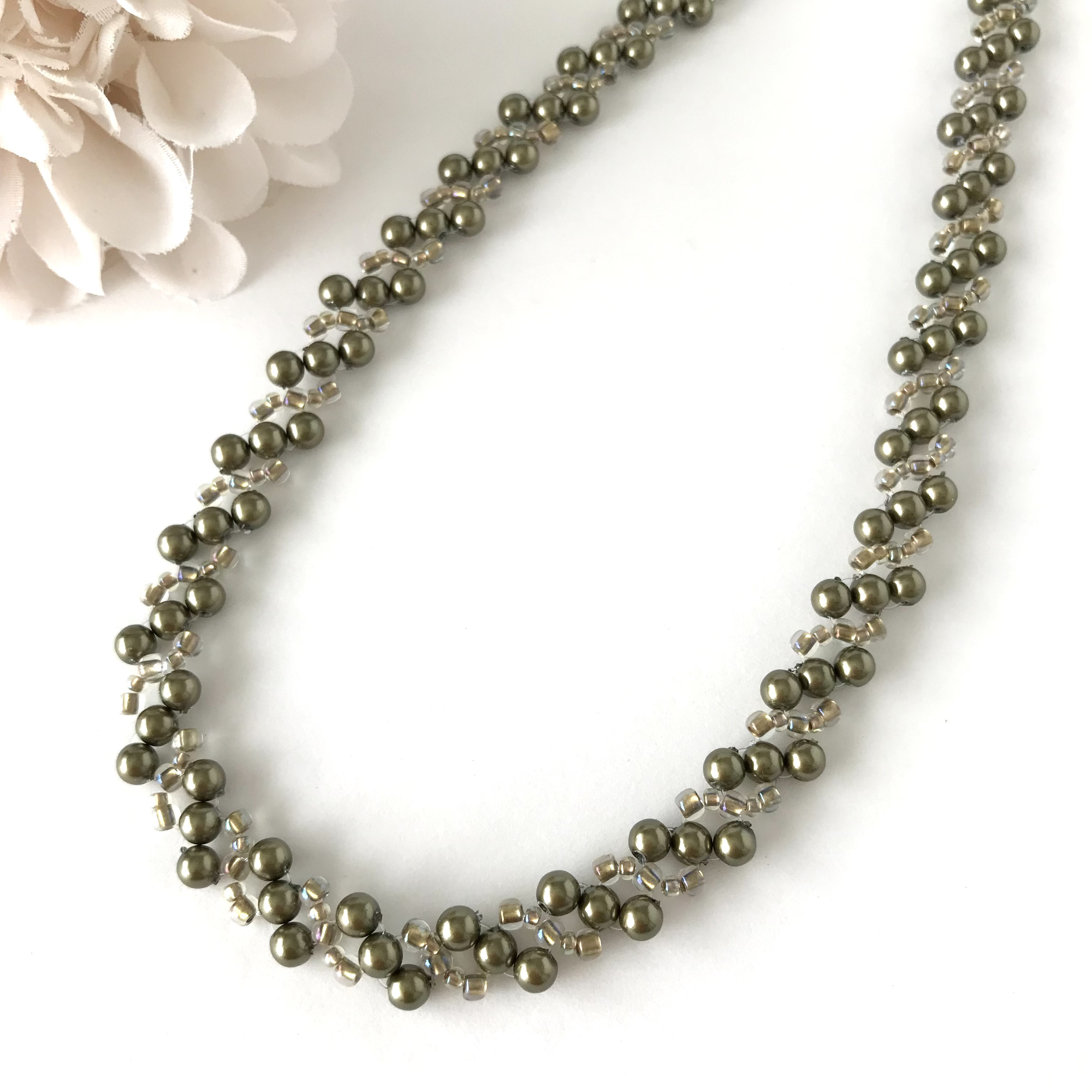 パールの編み込み ネックレス グリーン