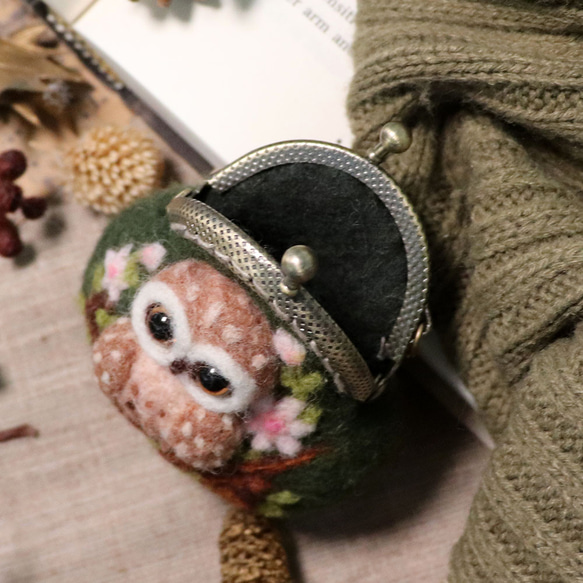 【羊毛フェルト】ミニゴールドバッグ～小動物とお花シリーズ～フクロウ 4枚目の画像