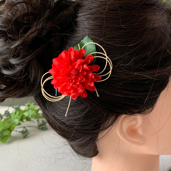 ひとつ付けるだけ　子ども　髪飾り　ヘアアクセサリー　赤ダリア　　夏祭り　アーティフィシャルフラワー　ヘアクリップ　七五三 2枚目の画像