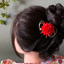 ひとつ付けるだけ　子ども　髪飾り　ヘアアクセサリー　赤ダリア　　夏祭り　アーティフィシャルフラワー　ヘアクリップ　七五三 3枚目の画像