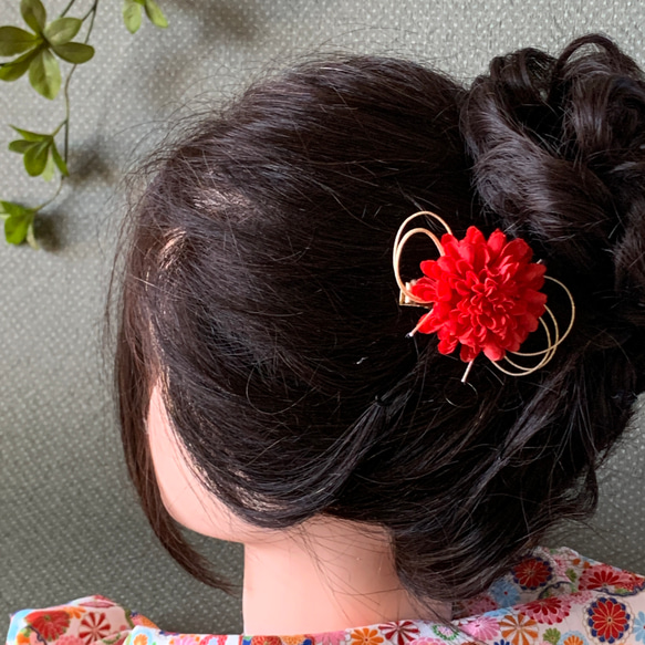 ひとつ付けるだけ　子ども　髪飾り　ヘアアクセサリー　赤ダリア　　夏祭り　アーティフィシャルフラワー　ヘアクリップ　七五三 3枚目の画像