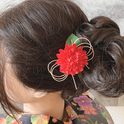 ひとつ付けるだけ　子ども　髪飾り　ヘアアクセサリー　赤ダリア　　夏祭り　アーティフィシャルフラワー　ヘアクリップ　七五三 4枚目の画像