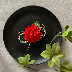 ひとつ付けるだけ　子ども　髪飾り　ヘアアクセサリー　赤ダリア　　夏祭り　アーティフィシャルフラワー　ヘアクリップ　七五三 1枚目の画像