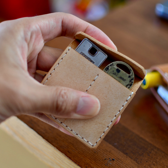 超薄型カードタイプのレザーキーケース　ポケットや財布に収納できる　本革イタリアンレザー　ナチュラル　2本収納可能 4枚目の画像