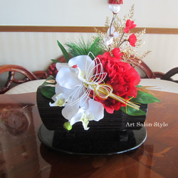 黒竹花器に赤ピオニーと胡蝶蘭のお正月飾り 1枚目の画像