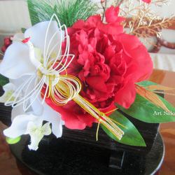 黒竹花器に赤ピオニーと胡蝶蘭のお正月飾り 4枚目の画像