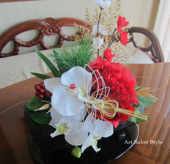 黒竹花器に赤ピオニーと胡蝶蘭のお正月飾り 2枚目の画像