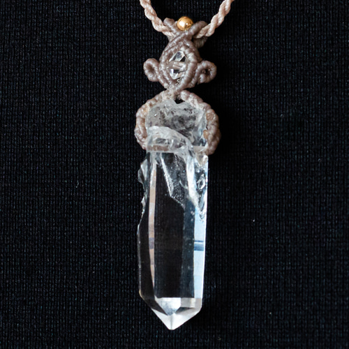 ヒマラヤ産クリスタルのマクラメ編み 天然石ネックレス ネックレス