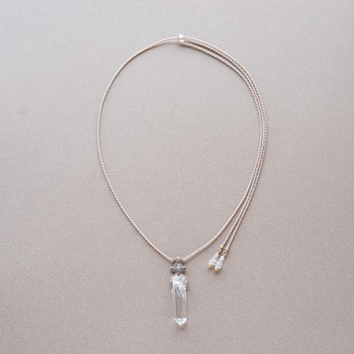 ヒマラヤ産クリスタル+サファイアのマクラメ編み 天然石ネックレス ヒマラヤ産クリスタル+サファイアのマクラメ編み 天然石ネックレス