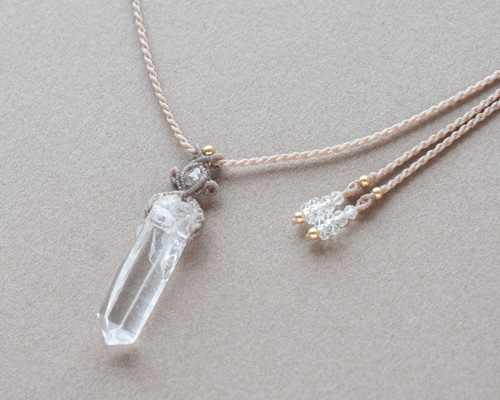 ヒマラヤ産クリスタルのマクラメ編み 天然石ネックレス ネックレス