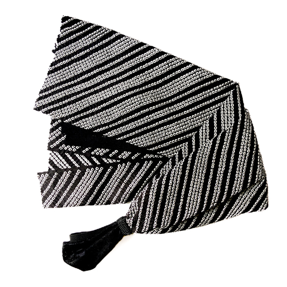 【幅狭サイズ】帯枕も使える帯揚げ付き三重紐　モノト－ン絞り斜め縞 1枚目の画像