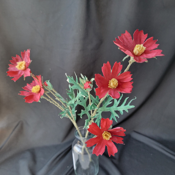 1輪挿しのレッドコスモス　産地直送の布の花屋さん 6枚目の画像
