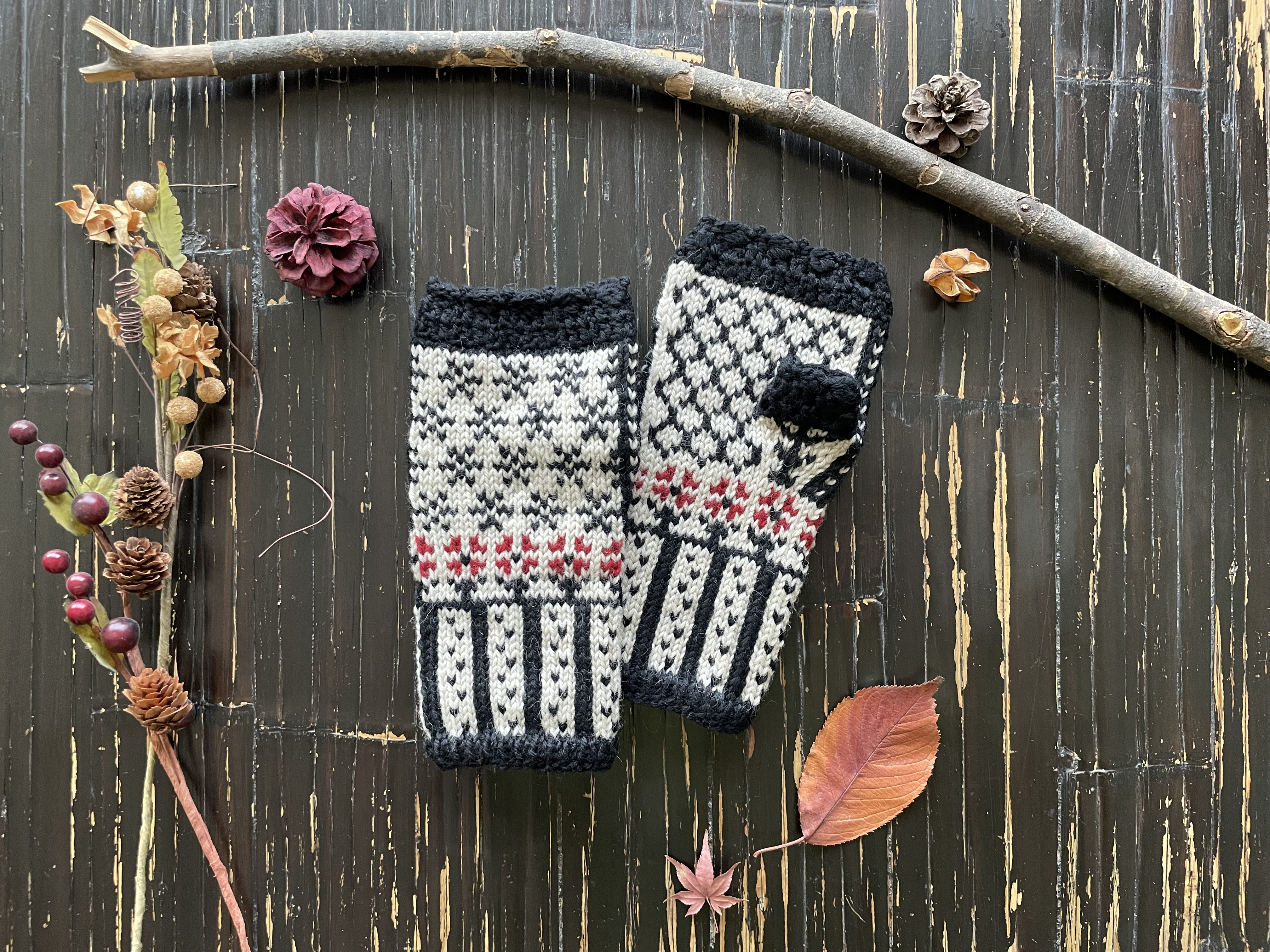 クラシカルフラワーのハンドウォーマー【赤】