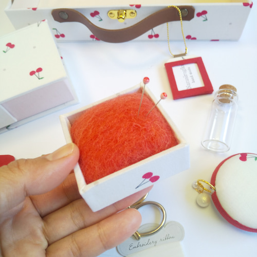 再販 さくらんぼ柄 トランク型お裁縫箱とカルトナージュのお裁縫道具の