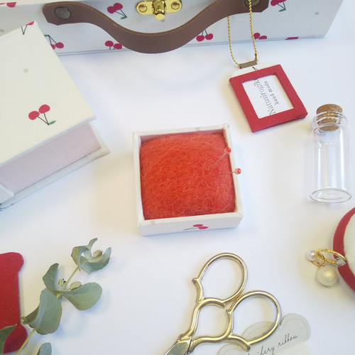 再販 さくらんぼ柄 トランク型お裁縫箱とカルトナージュのお裁縫