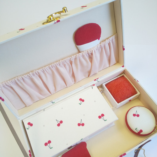 再販 さくらんぼ柄 トランク型お裁縫箱とカルトナージュのお裁縫道具の