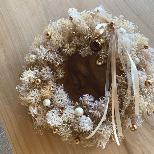 ホワイトベージュのクリスマスリース アートフラワー アトリエbiora