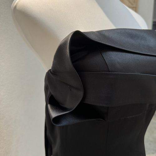 抜群のおしゃれ見え 高級サテン オフショルダー マーメイド ブラック  