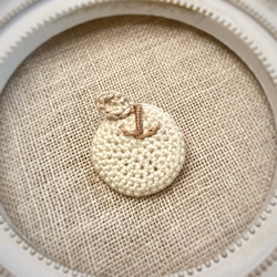 葉っぱの付いたapple crochetのブローチ　cream 2枚目の画像