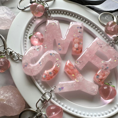 ピーチ♡レジンイニシャルキーホルダー キーホルダー yu- 通販