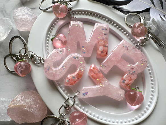 ピーチ♡レジンイニシャルキーホルダー キーホルダー yu- 通販