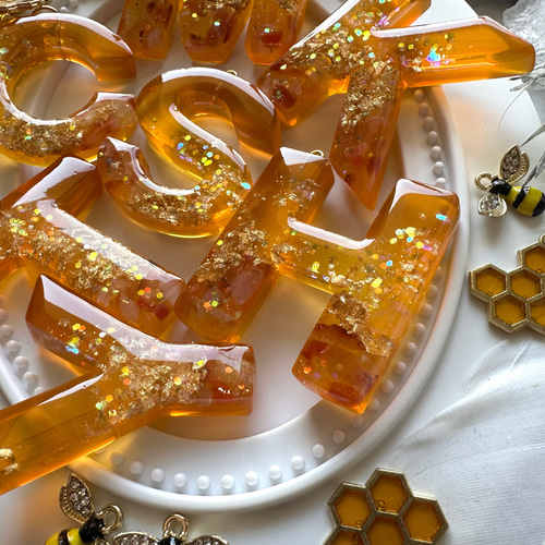 honey♡レジンイニシャルキーホルダー キーホルダー yu- 通販