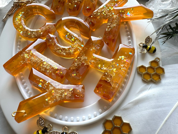 honey♡レジンイニシャルキーホルダー キーホルダー yu- 通販