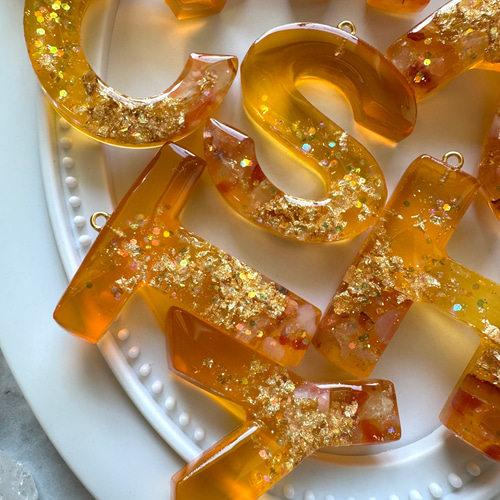 【H.S.N】ニュアンスカラー　レジン　イニシャルキーホルダー H.S.N】ニュアンスカラー レジン イニシャルキーホルダー 名前