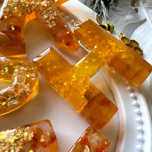 honey♡レジンイニシャルキーホルダー キーホルダー yu- 通販