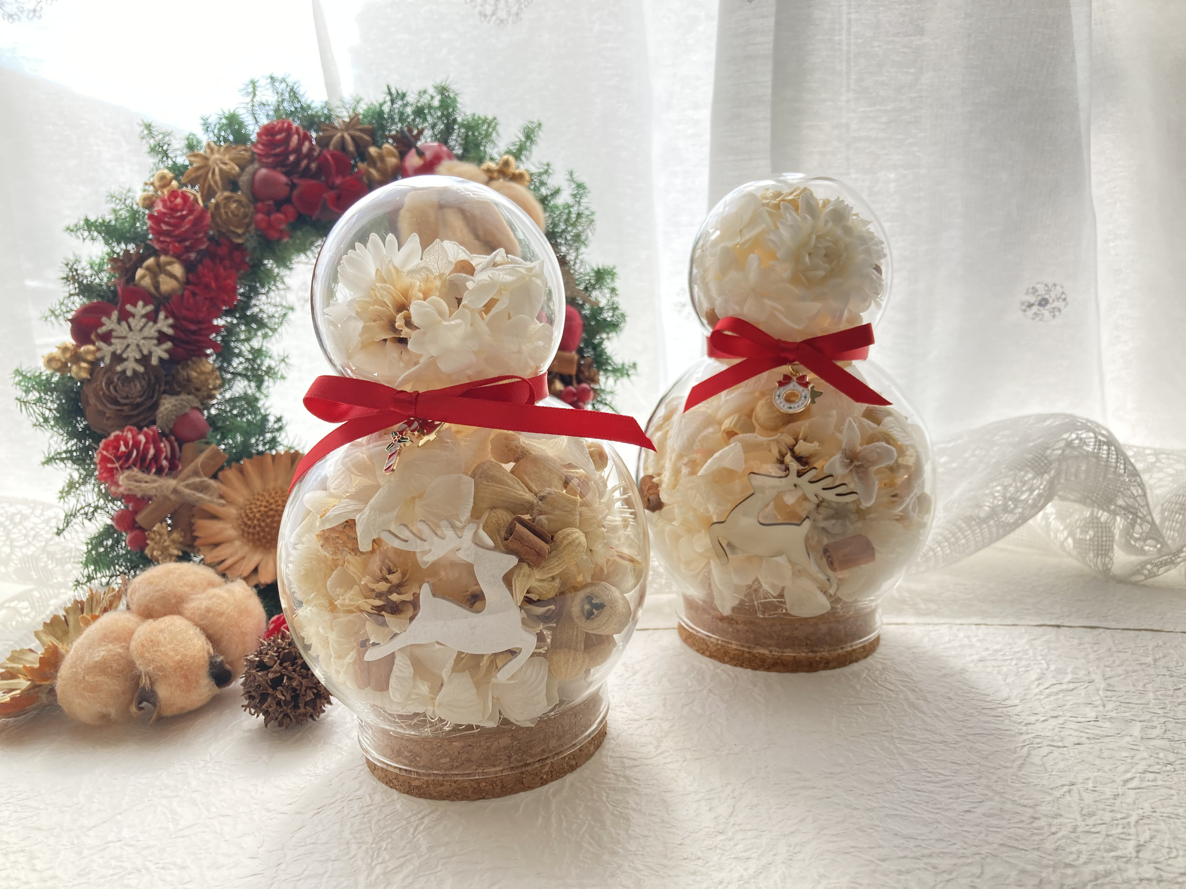 超早割クリスマス2025 スノーマンガラスドームアレンジ 木の実いっぱいホワイト系アレンジ クリスマスオブジェ