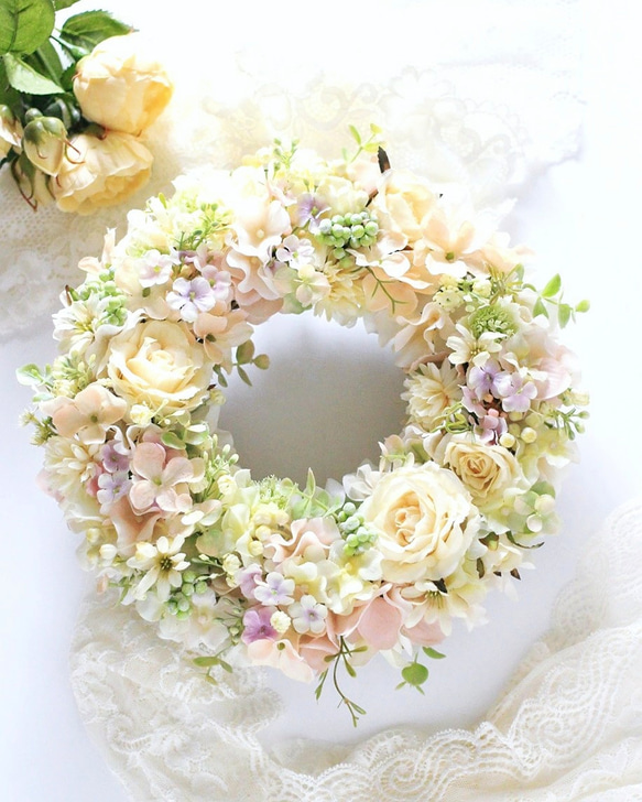 クリーム色のバラと実ものリース フラワーアレンジ ギフト 花 秋