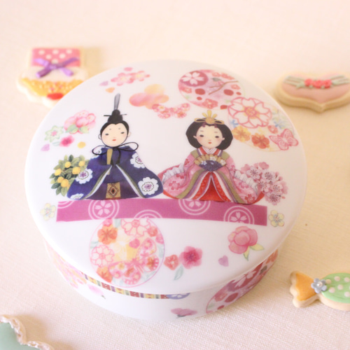 SALE】ひなまつり☆おすまし顔のお雛様のラウンドBOX（お菓子入れ
