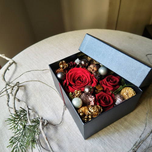 プリザーブドローズアレンジメント 赤 クリスマスBOX〉プリザーブドフラワーボックスアレンジメント／レッド