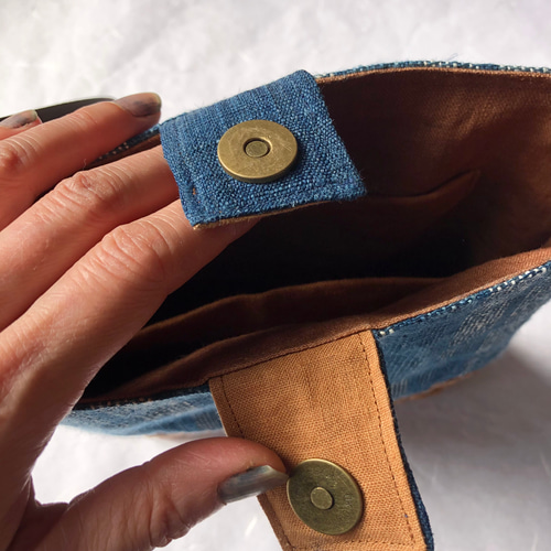 絣と縞、正藍染の山葡萄ショルダーバッグ/手織り麻布 かごバッグ