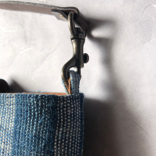 絣と縞、正藍染の山葡萄ショルダーバッグ/手織り麻布 かごバッグ