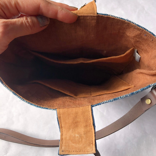 絣と縞、正藍染の山葡萄ショルダーバッグ/手織り麻布 かごバッグ