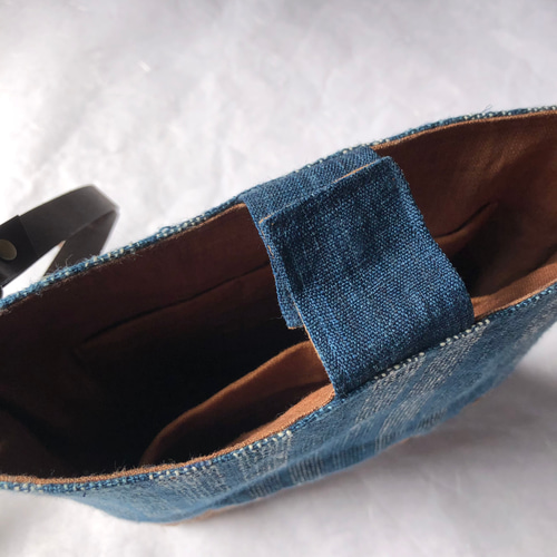 絣と縞、正藍染の山葡萄ショルダーバッグ/手織り麻布 かごバッグ