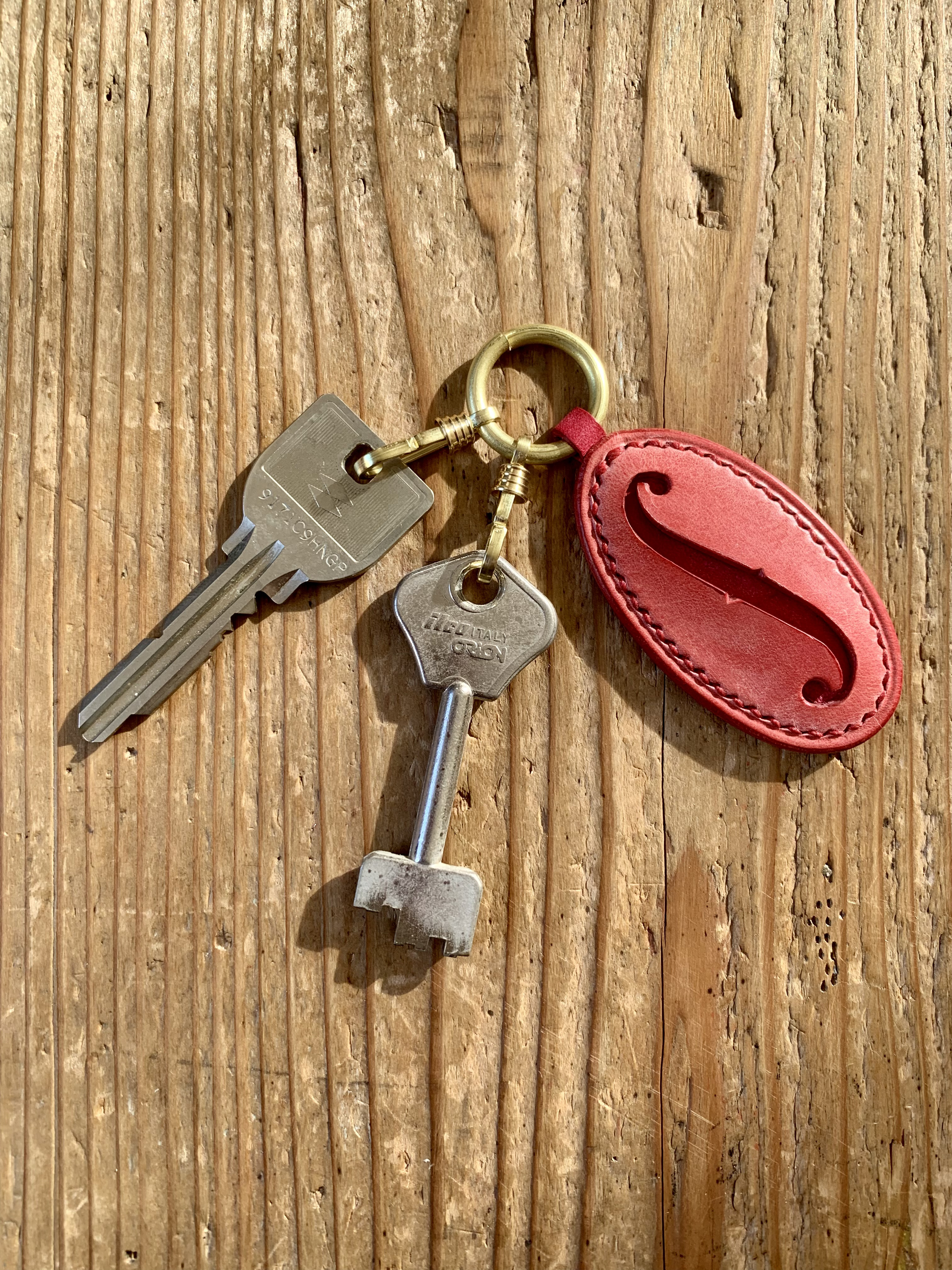 手縫いで創った革のキーホルダー『"f chiave - Pesca" - Topolino 213』